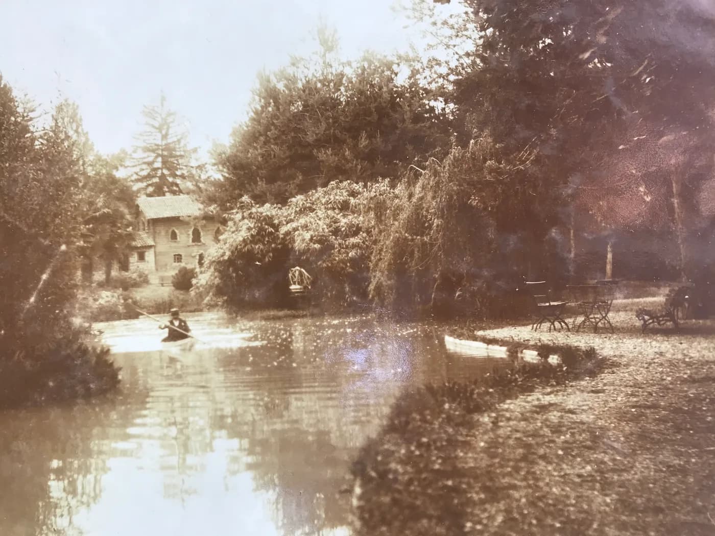 Riflessi al laghetto in una fotografia d’epoca