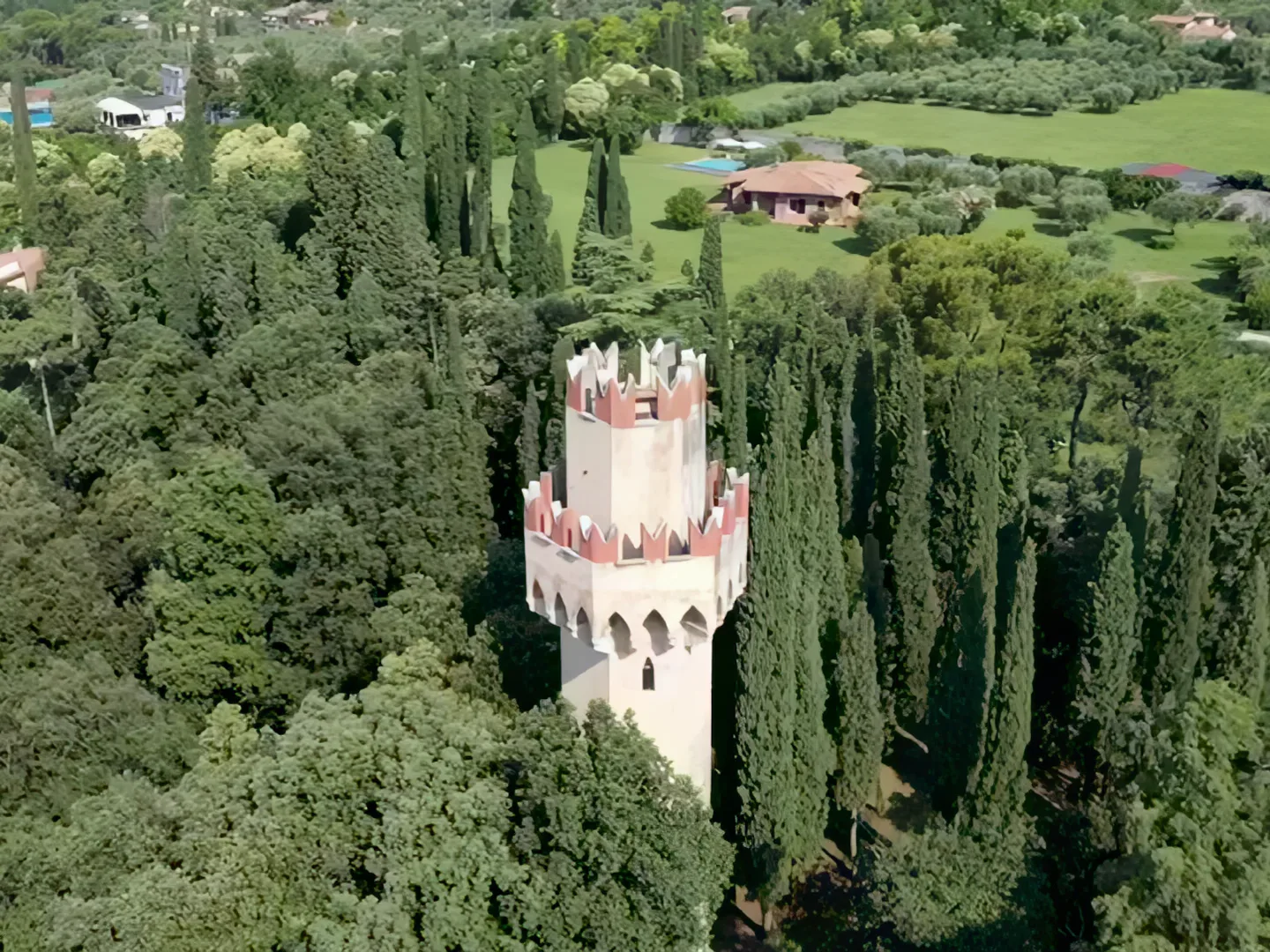La Torre Grande emerge tra i cipressi del parco