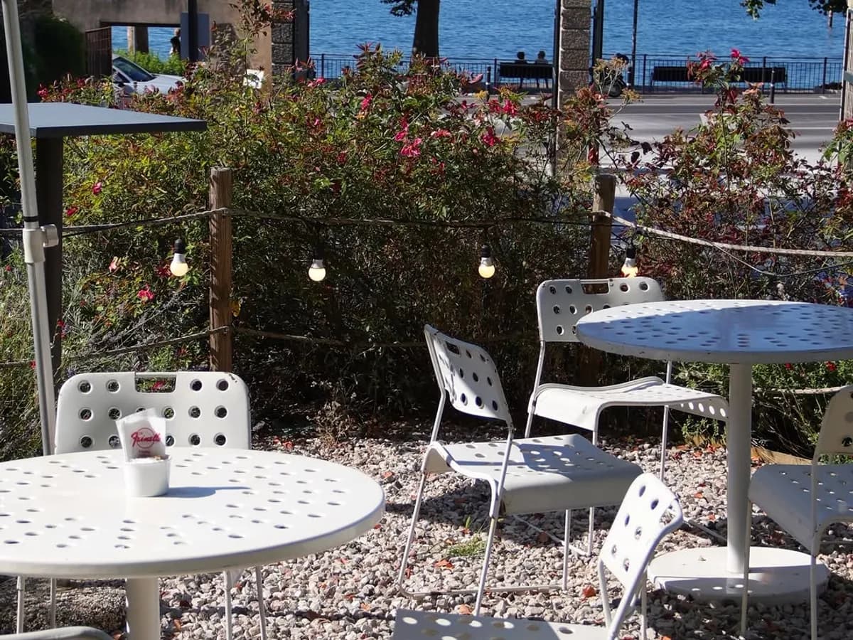 Un tavolino della caffetteria Hortus con vista sul lago di Garda