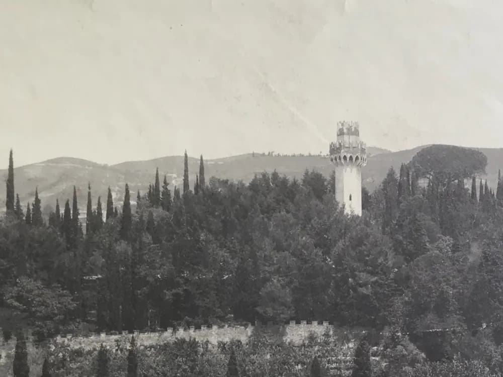 La Torre Grande in una fotografia d’epoca, tra i cipressi